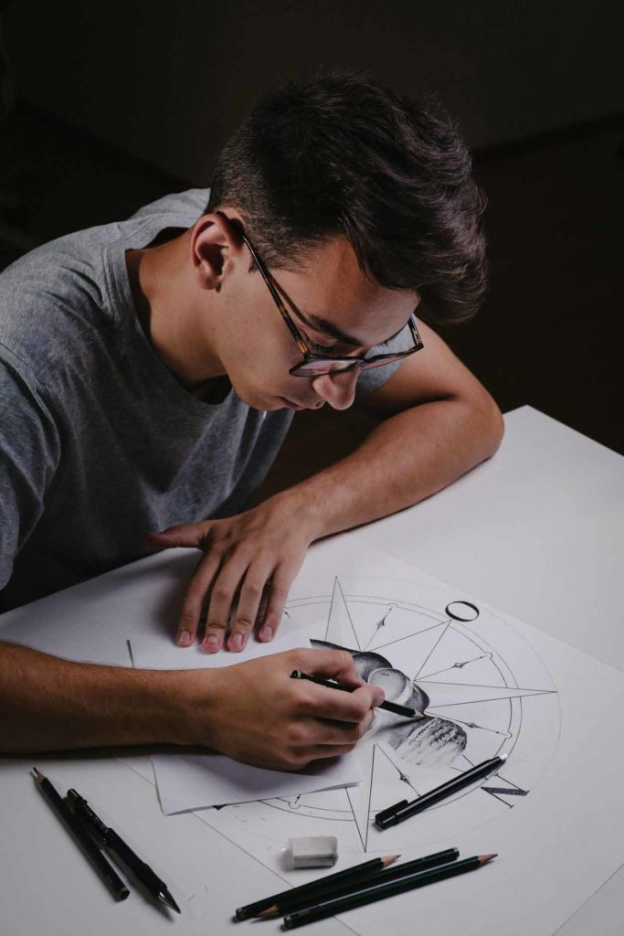 Gonçalo drawing a Venus of Willendorf