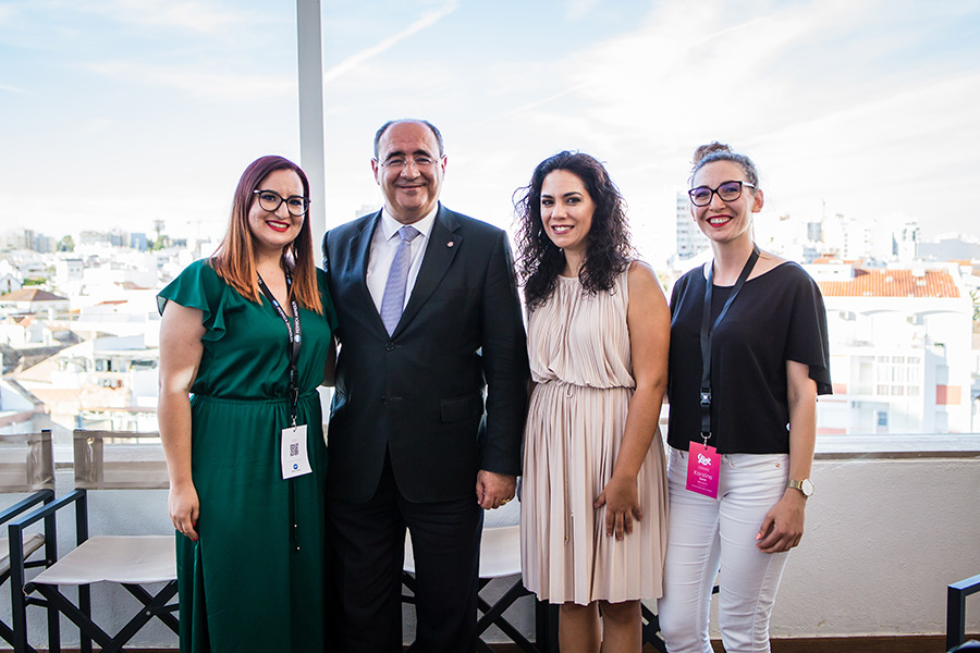 Members of the organisation of LINK Bloggers Meeting (Rita Sampaio, Samanta Duarte and Karolina Szmit) with Faro's mayor