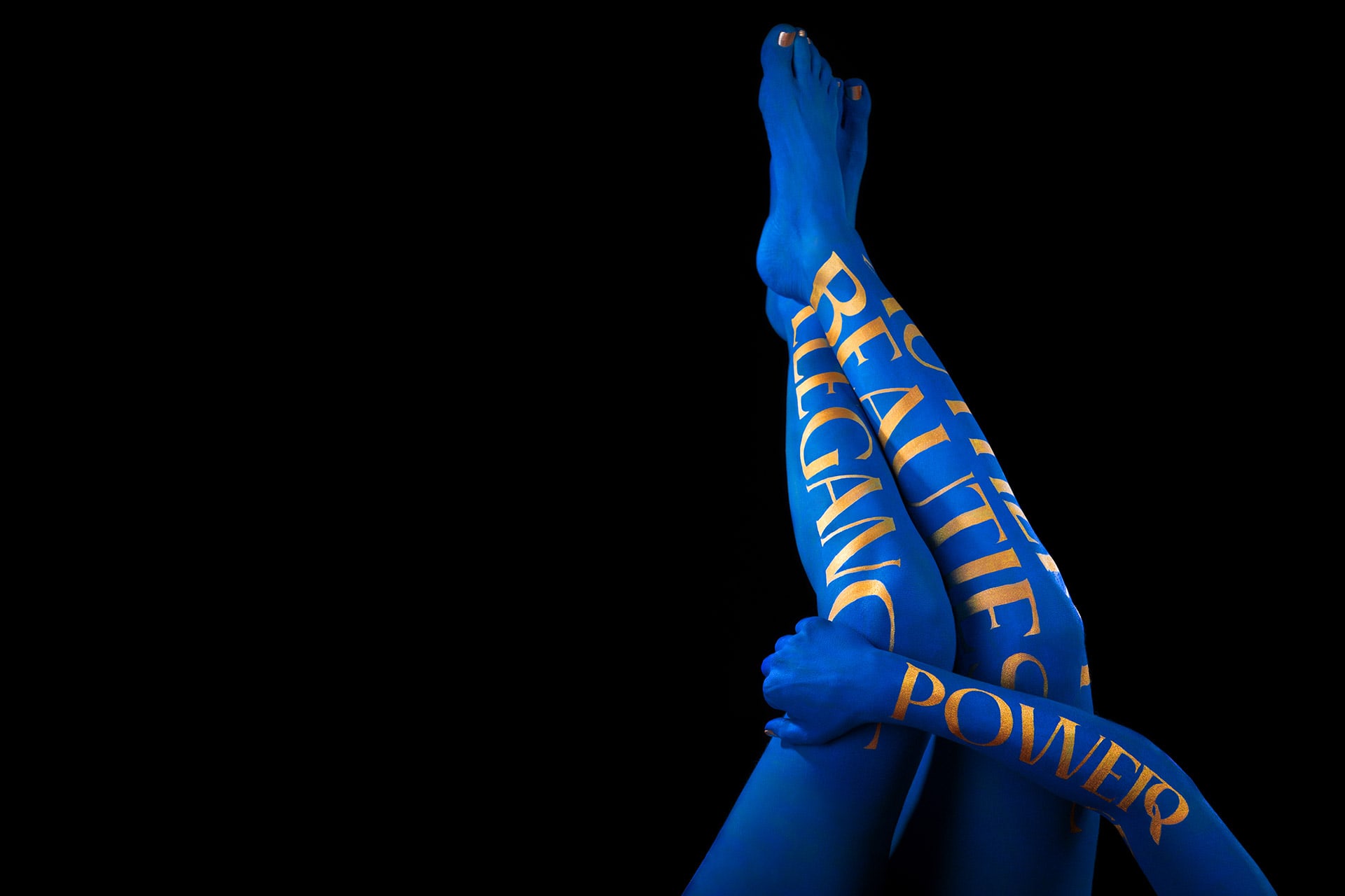 The elegant Ereganto Serif bodypainted on the skin of KOBU Agency's team members.